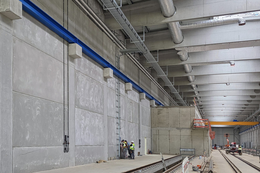 Bild 1 Im Referenzprojekt wurden zahlreiche Installationsrohre auf Beton, Sandwichpaneelen, Kabeltrassen und Gewindestangen geführt. Für jeden Untergrund wurden passende Steckelemente genutzt – bei identischem Montageablauf und klar definierten Einbaubedingungen.