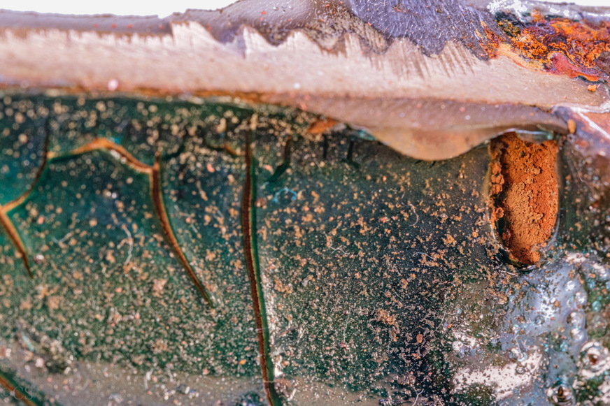 Bild 7 Innen beschichtete Trinkwasserleitung mit fortgeschrittener Rissbildung, Schichtablösung und freiliegendem Grundmaterial infolge Unterwanderung und Korrosion.