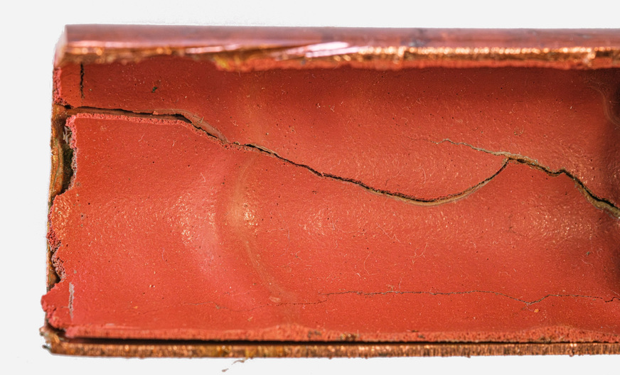 Bild 6 Rissbildung in der Innenbeschichtung einer Trinkwasserleitung infolge thermischer und mechanischer Belastungen über die Betriebsdauer.