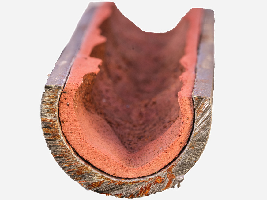 Bild 5 Innen beschichteter Rohrabschnitt einer Trinkwasserleitung mit stark unregelmäßiger, kraterartiger Oberflächenstruktur.