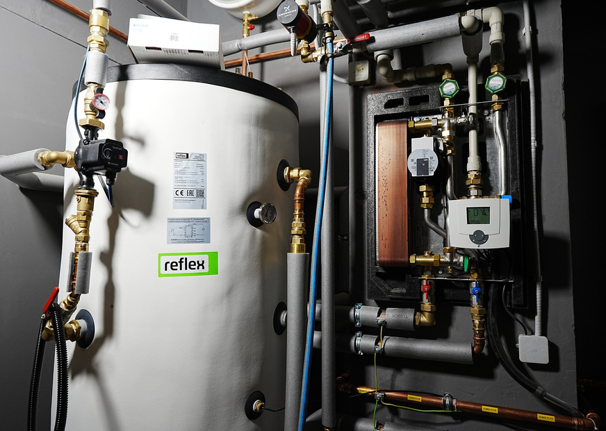 Bild 3 Die Trinkwassererwärmung mit 500-l-Pufferspeicher, Gas-Brennwertheizkessel und der Frischwasserstation TacoTherm Fresh Mega 3X wurde in einem Technikraum mit weniger als 4 m2 Grundfläche untergebracht.