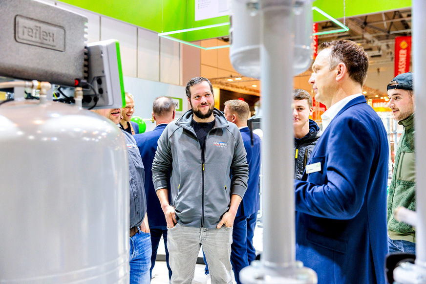 Bild 3 Fachsimpeln und Erfahrungsaustausch – Hydraulik bietet stets Gesprächsstoff.