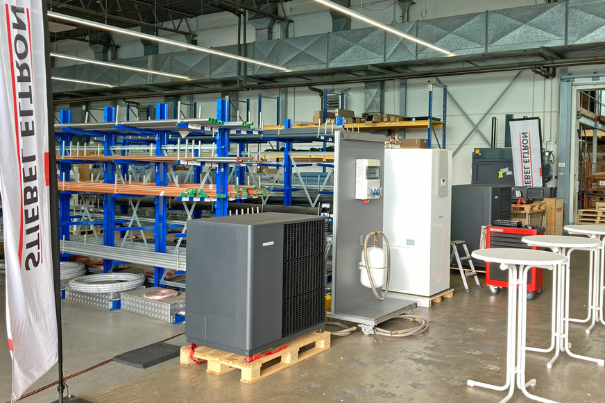 Ziel der Schulungen ist es, mit dem Handwerk in den Austausch zu kommen und Sicherheit in Planung und Installation der neuen Gerätegeneration zu geben.