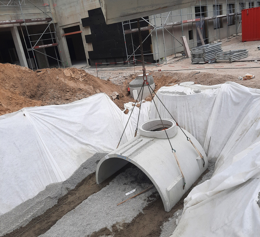 Bild 4 Die Montage der Sickertunnel in Modulbauweise.