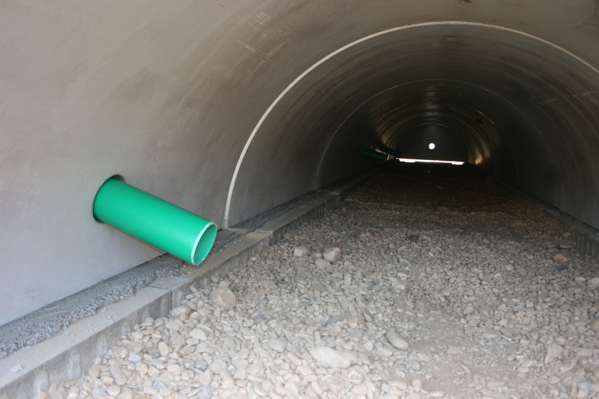 Bild 7 Die beiden Sickertunnel unter dem Sportplatz haben Verbindungsleitungen, sodass sich das Wasser gleichmäßig verteilt. Die Innenhöhe von 1,25 m macht die Sickertunnel nach der DGUV-Definition begehbar.