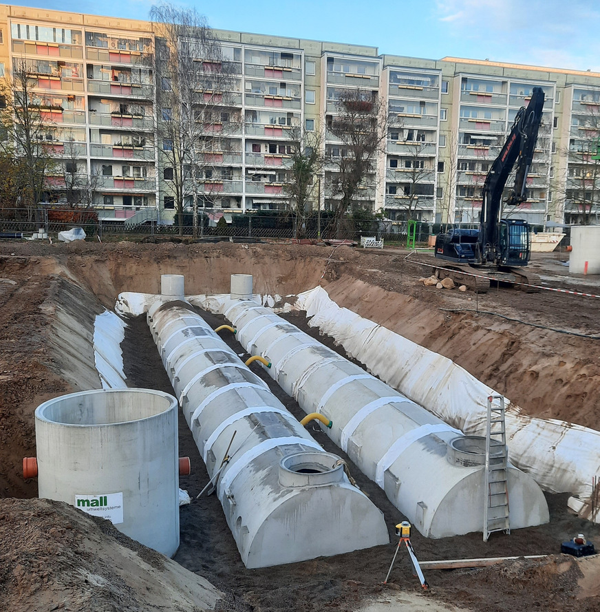 Bild 5 Die beiden parallel verlaufenden Sickertunnel unter dem zukünftigen Sportplatz der Schule. Vorne links ist einer der Filterschächte zu sehen.