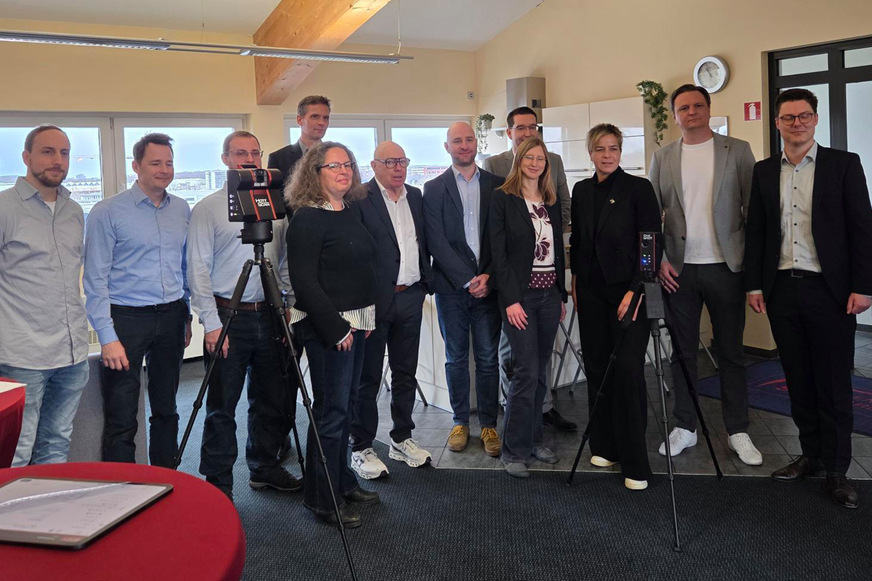 Das Team der Hottgenroth Software AG begrüßte den Besuch von Wirtschaftsministerin Mona Neubaur (3.&nbsp;v.&nbsp;re.) im Rahmen der „NRW Innovation Tour 2026“