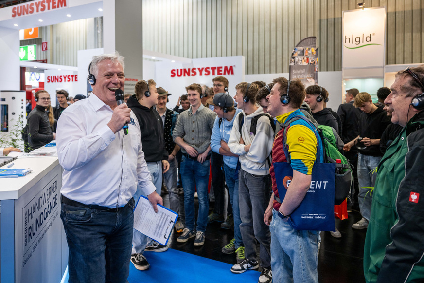Handwerker-Rundgang mit dem Thema Wärmeverteilung (Technische Armaturen). Hier am Startpunkt am Stand der Fachverbände.