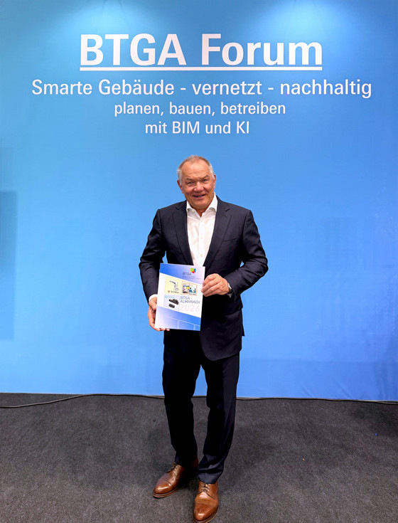 BTGA-Präsident Jan Opländer stellte das druckfrische Jahrbuch des Verbands auf der Messe „Light + Building“ in Frankfurt am Main vor.