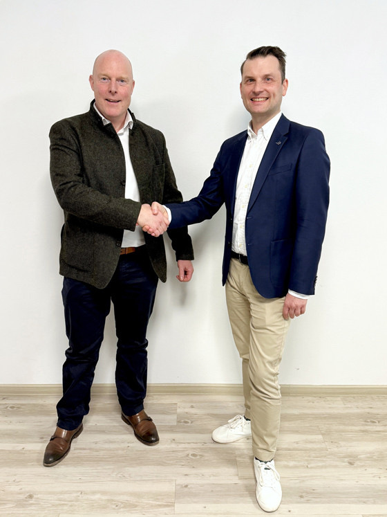 Von links: Frank Ernst und Marcel Rehder besiegeln die Zusammenarbeit der Verbände in der TGA-Repräsentanz Berlin.