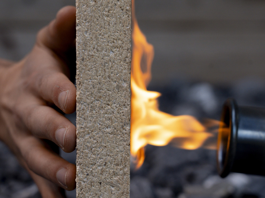 Dafür legen die Forscher die Hand ans Feuer: Ein Kompositmaterial auf der Basis von Sägemehl beeindruckt durch seine Brandschutzeigenschaften.