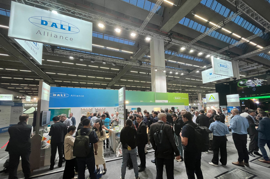 Fachbesucher informierten sich auf der Light + Building&nbsp;2026 am Stand der DALI Alliance über aktuelle Entwicklungen digitaler Lichtsteuerung und das DALI-Ökosystem.
