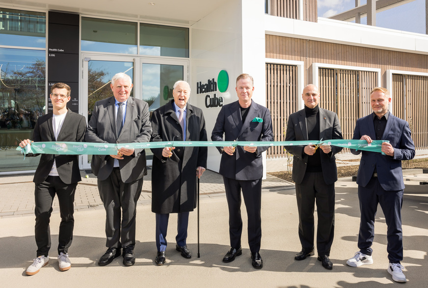 Symbolisch zerschnitten u.a. Karl-Josef Laumann (2. v. l.), Minister für Arbeit, Gesundheit und Soziales des Landes Nordrhein-Westfalen, Dr.-Ing. E. h. Jochen Opländer (3. v. l.), Ehrenvorsitzender des Aufsichtsrats der Wilo SE, Oliver Hermes (3. v. r.), President & Global CEO der Wilo Group, sowie Alexander Kalouti (2. v. r.), Oberbürgermeister der Stadt Dortmund, das Band zur Eröffnung des Health Cube.
