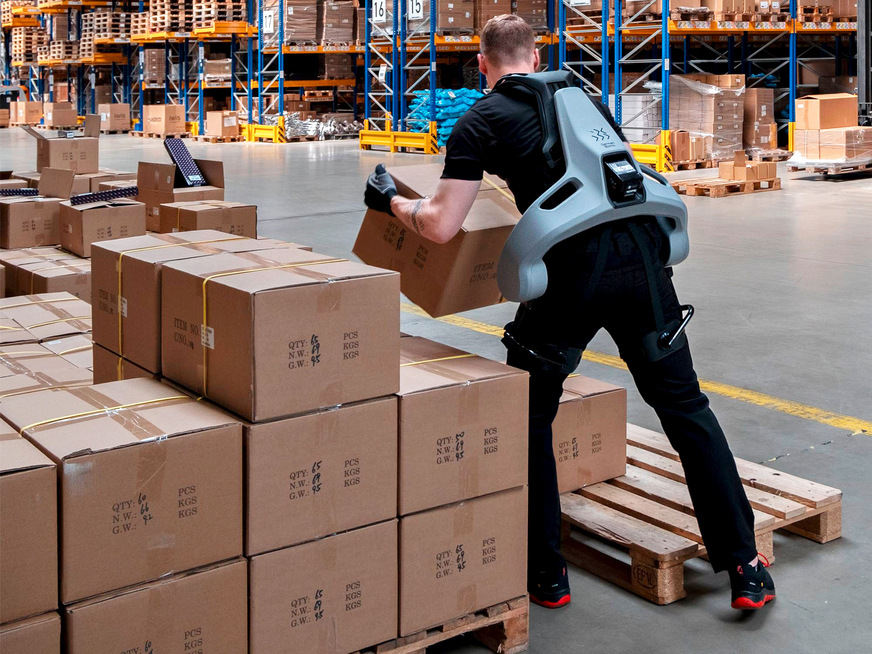 Bild 3 Die smarten Assistenten unterstützen den Träger auch beim Heben von Lasten.