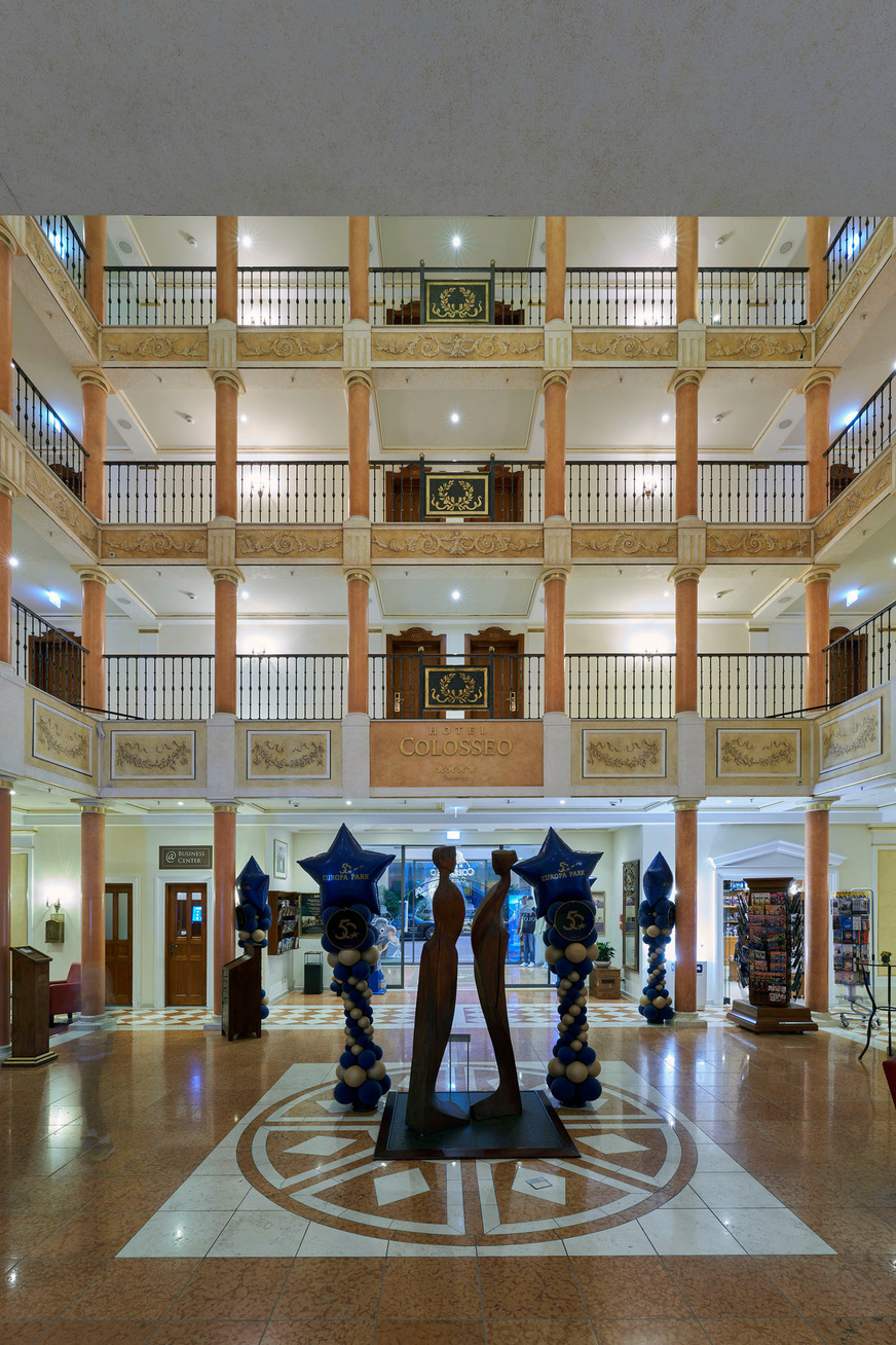 Das Europa-Park Hotel-Resort bildet die digitale Reise lückenlos ab – vom Buchen bis zum Auschecken. Check-in, Zutritt, Tickets, Parkbesuch, Tischreservierung, Wellness – alles ist per App steuerbar.