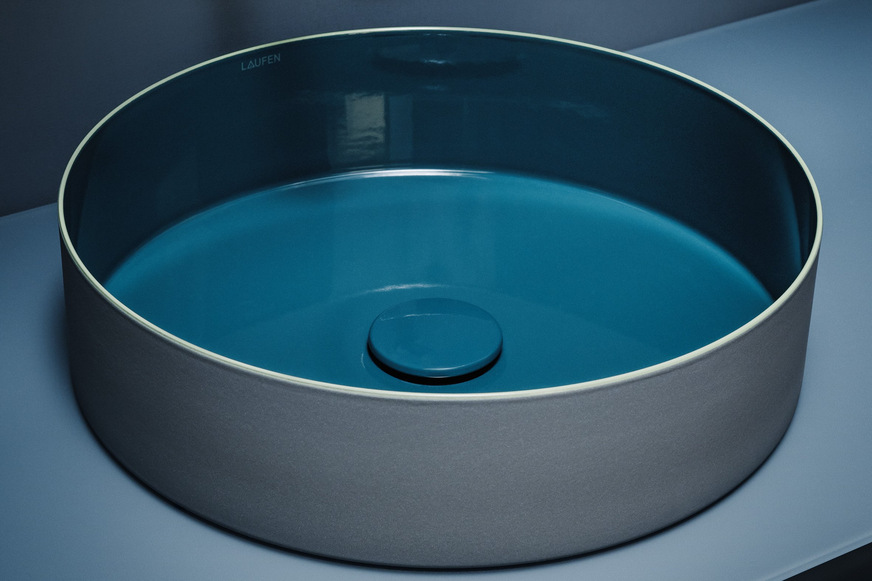 Laufen: Waschtisch TRI-Color aus Vitreon Stahl.