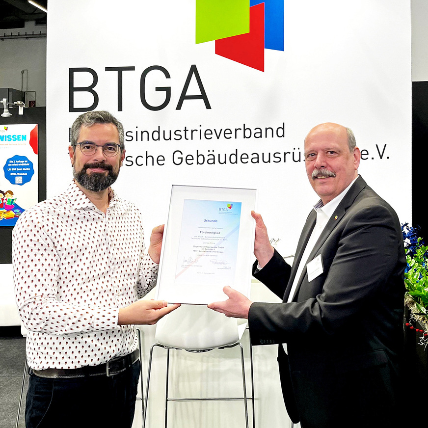 Clemens Schickel (re.) überreicht Marco Zorcic die BTGA-Mitgliedsurkunde.