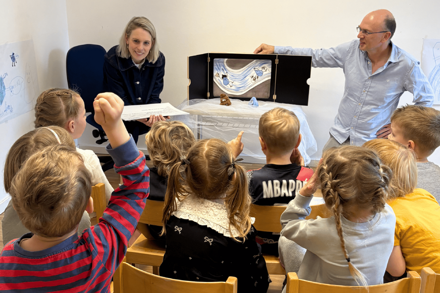 DWA-Vorständin Dr. Lisa Irwin-Broß liest im Städtischen Kindergarten Allner&nbsp;(Hennef) „Aufregung im Abwasserrohr“.