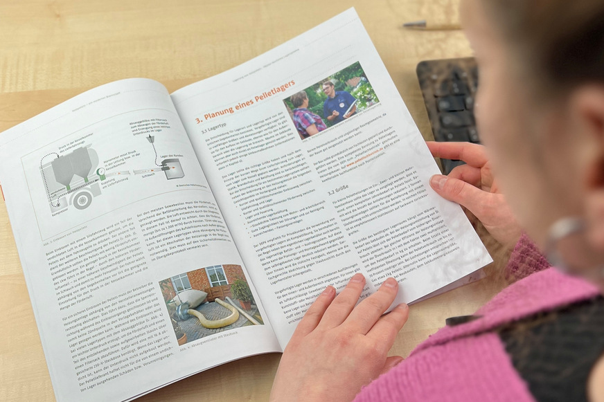 Die „Lagerbroschüre“ ist eine Pflichtlektüre für alle, die den Einbau einer Pelletheizung planen, durchführen oder Verbraucher zu den Vorteilen dieser Anlagen beraten.