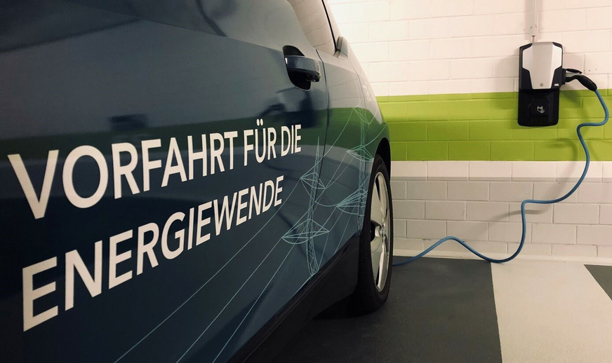 Bild 3 Wie andere Autos auch stehen Elektroautos einen Großteil ihrer Zeit auf privaten Grundstücken oder auf Parkflächen von Mehrfamilienhäusern, Quartieren und Bürokomplexen. In dieser Zeit könnten sie unter anderem kostendämpfend zur Stabilisierung der Stromnetze genutzt werden.