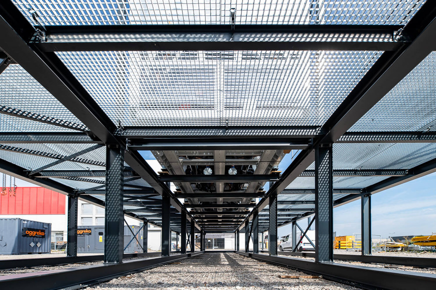 Bild 2 … mit einer Stahlkonstruktion auf einem Dach in einer dicht bebauten städtischen Umgebung nach.