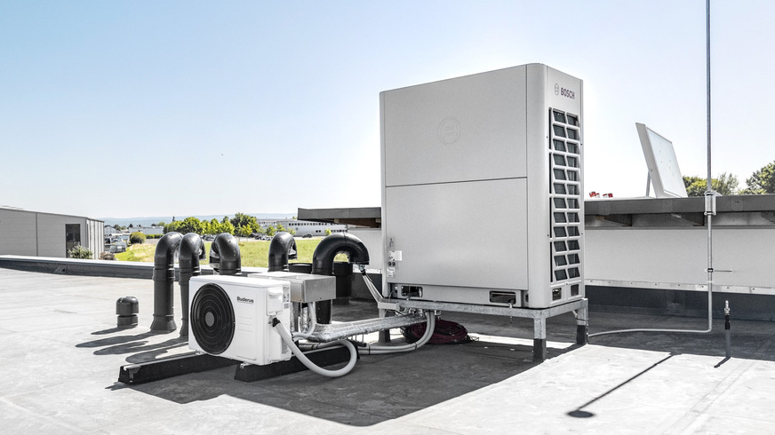 Bild 2 Auf dem Dach des Bürogebäudes befinden sich die VRF-Außeneinheit Air Flux 6300A und das Multisplit-Klimagerät Logacool AC MS.