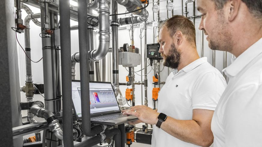 Bild 8 Jacky Salomon und Fabian Schubert checken Anlagenparameter.