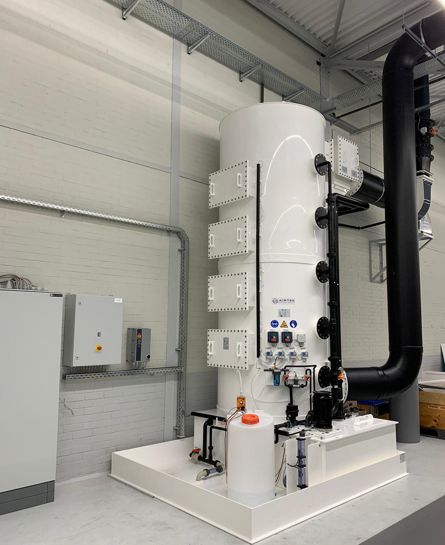 Bild 3 Vertikaler Wäscher zur Reinigung NOx-haltiger Abluft für einen Durchsatz von 6000 m3/h.