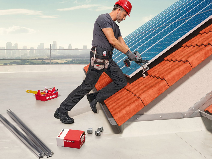 fischer: PV-Montagelösungen für Schrägdächer.