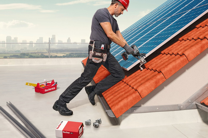 fischer: PV-Montagelösungen für Schrägdächer.