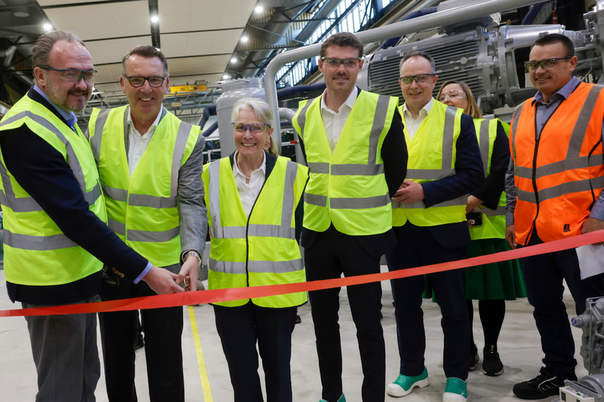 Der EU-Kommissar für Energie und Wohnungswesen, Dan Jørgensen, feierte gemeinsam mit dem Bürgermeister von Aarhus, Anders Winnerskjold, und dem Referenten für EU-Politik, Rasmus Beim Hvide, zusammen mit den Mitarbeitern und Partnern von Johnson Controls die Eröffnung der erweiterten Anlage in Holme.
