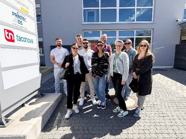 Das Team der Taconova GmbH freut sich über das neue Bürogebäude.