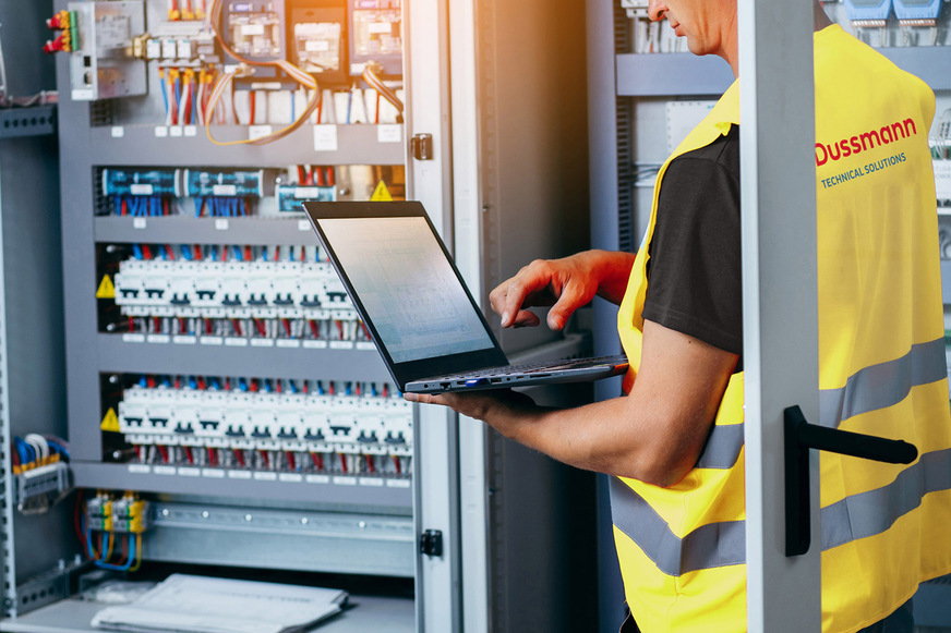 Dussmann entwickelt zukunftsorientierte Elektrotechniklösungen.