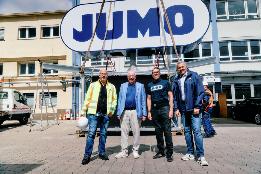 Von links: Stephan Möller (Jumo-Facility-Management), Bernhard Juchheim (Jumo-Gesellschafter), Dr. Steffen Hoßfeld (Jumo-Geschäftsführer) und Helge Jost (Jumo-Projektleiter).