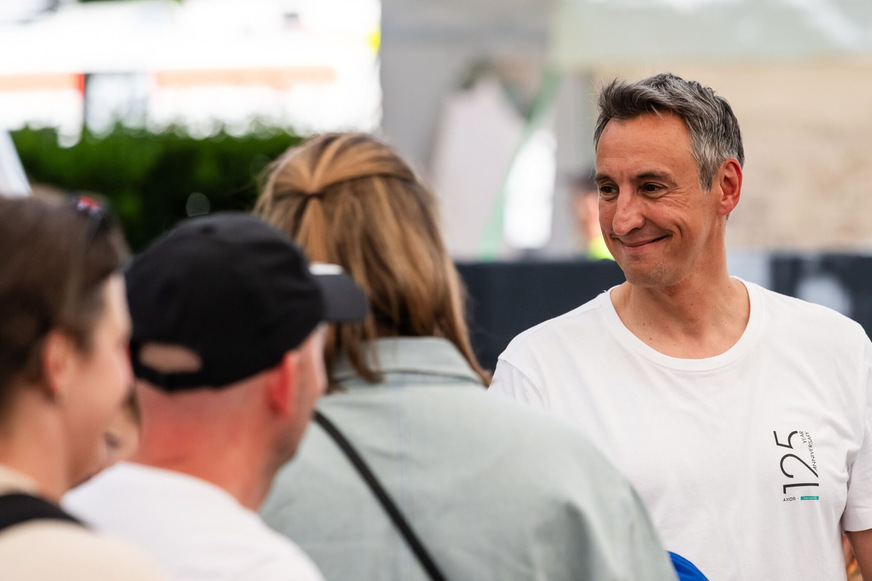 Mitarbeitende der Hansgrohe Group feiern das 125-jährige Unternehmensjubiläum am Stammsitz in Schiltach: Mehr als 5000 Beschäftigte und ihre Familien kamen zu einem großen Festival mit Live-Musik, Mitmachaktionen und Einblicken in die neue Ausstellung in der Aquademie zusammen.