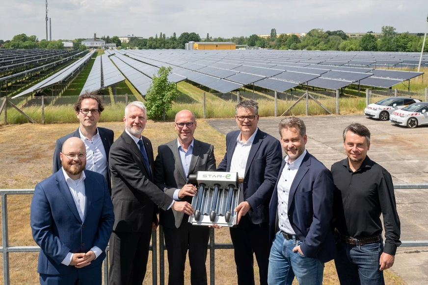 Nahmen Deutschlands größte Solarthermie-Anlage in Leipzig offiziell in Betrieb: Erik Jelinek, Projektleiter Leipziger Stadtwerke, Dr. Maik Piehler, zweiter Geschäftsführer Leipziger Stadtwerke, Sebastian Scheel, Staatssekretär im Sächsischen Staatsministerium für Wirtschaft, Arbeit, Energie und Klimaschutz (SMWA), Karsten Rogall, Geschäftsführer Leipziger Stadtwerke. Matthias Johler, Geschäftsführer Ritter Solartechnik GmbH & Co. KG, Moritz Ritter, Beiratsvorsitzender Ritter Solartechnik GmbH & Co. KG / Präsident für Solarthermie im Bundesverband Solarwirtschaft, Guido Wimmer, Projektleiter Ritter XL Solar (v. l. n. r.)