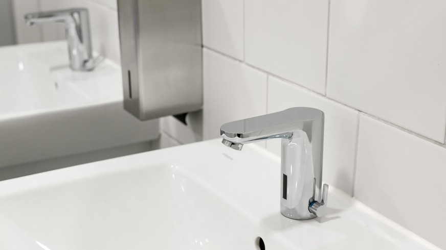 Bild 5 Bei der elektronischen Waschtisch-Armatur Celis E wird der Wasserfluss berührungslos über einen Infrarot-Sensor aktiviert und stoppt automatisch, sobald sich die Hände außerhalb des Erfassungsbereichs befinden.