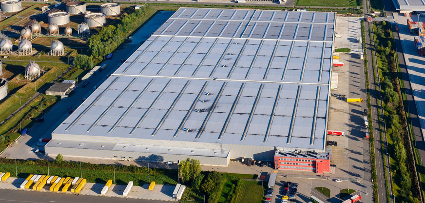Bild 1 Logistikzentrum eines Reifenspezialisten. Die Brandgas-Dachventilatoren wurden mit der Helios Lager-Zustandsdiagnostik (LZD) ausgestattet, um Sicherheit und Betriebskontinuität mit verringerten Wartungskosten zu gewährleisten.