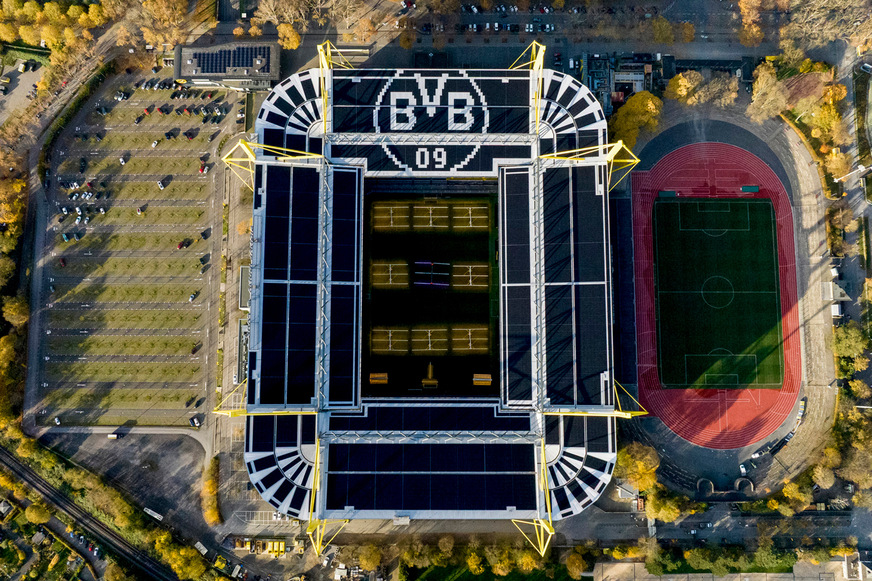 Die offiziell als weltweit größte Solaranlage auf einem Stadiondach anerkannte Installation im Signal Iduna Park zählt zu den sichtbarsten Symbolen für erneuerbare Energien im internationalen Sport