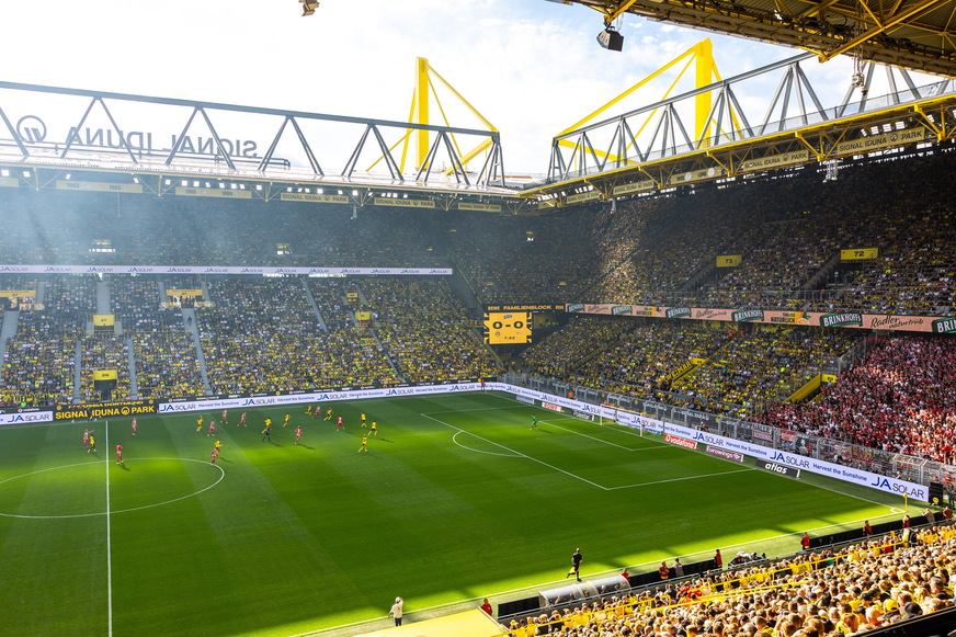 Die Anlage wird künftig mehr als 4 GWh erneuerbaren Strom pro Jahr erzeugen – genug Energie, um die Flutlichtanlage des Stadions rund 1000 Spieltage lang zu betreiben.