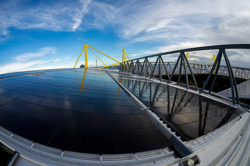 Das Full-Black-Design sorgt dafür, dass sich die Solaranlage harmonisch in die Dachlandschaft des Stadions einfügt und gleichzeitig die schwarz-gelbe Markenidentität von Borussia Dortmund widerspiegelt.