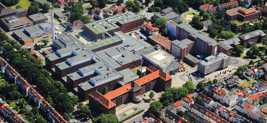 Bild 1 Klinikum Bremen-Mitte: In das kernsanierte ehemalige Korridorkrankenhaus („Haus 2“) sind das Café Louise mit eigener Küche sowie die Klinikverwaltung eingezogen.