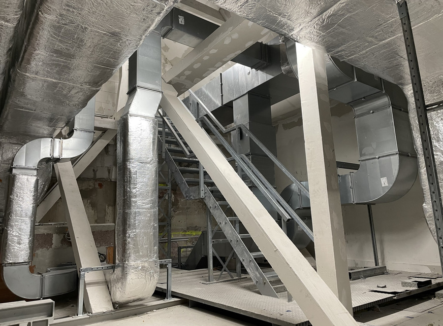 Bild 4 Die Lüftungskanäle wurden über ein flexibles Montageschienensystem abgehängt, um die Lasten gleichmäßig zu verteilen. Die gesamte Technik wurde zwischen die Holzkonstruktion des Dachstuhls eingepasst.