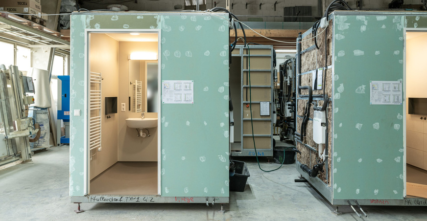 Bild 3 Die Badmodule wurden im Werk von GVG-Sanitärsysteme inklusive Rohrleitungen, Sanitärobjekten und elektrischen Anschlüssen gefertigt …