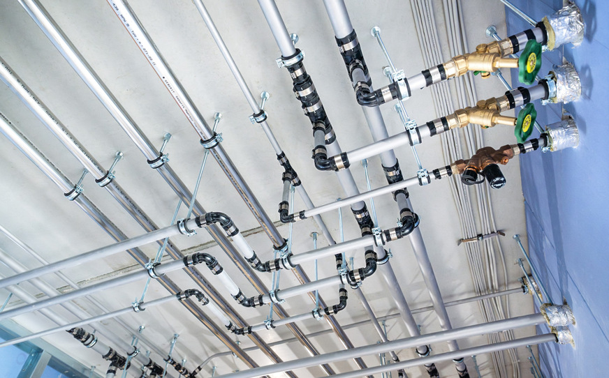 Bild 9 Die Zuleitungen mit Geberit FlowFit und Mapress Therm wurden unter der Decke installiert.