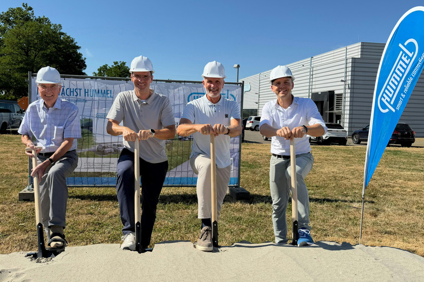 Von links: Helmut Hummel, Holger Hummel, Bernd Hotze (CSO/CTO) und Patrick Kemper (COO/CFO) beim Spatenstich für die Werkserweiterung am Standort Denzlingen.