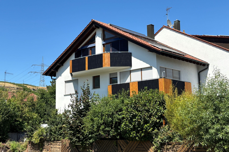 Bild 1: Seit Juli 2025 wird die Doppelhaushälfte überwiegend per Luft-Luft-Wärmepumpe beheizt. An kalten Wintertagen ergänzt ein Kaminofen die Wärmeversorgung.