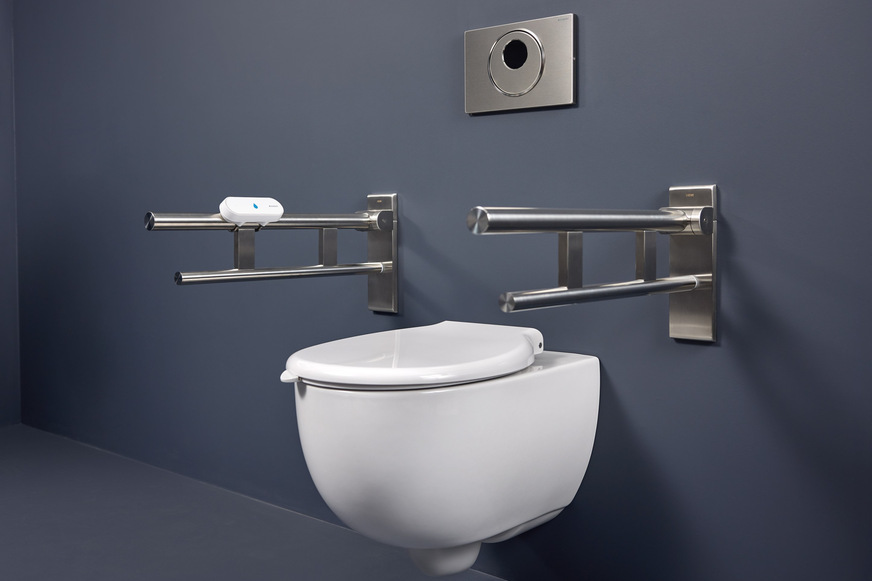 Geberit: Die Bluetooth-Fernauslösung kann wahlweise am Stützklappgriff befestigt oder an einer Wand montiert werden.