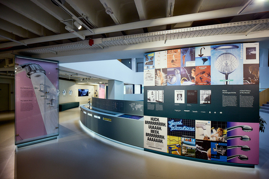 Über 120 Originalexponate auf mehr als 60 m Ausstellungsfläche zeichnen die Geschichte von Hansgrohe nach. Künstlerische Inszenierungen, aussagekräftiges Storytelling und emotionale Bildwelten verwandeln die Ausstellung in eine multimediale Zeitreise, die prägende Persönlichkeiten, entscheidende Momente und Maßstäbe setzende Innovationen lebendig werden lässt.