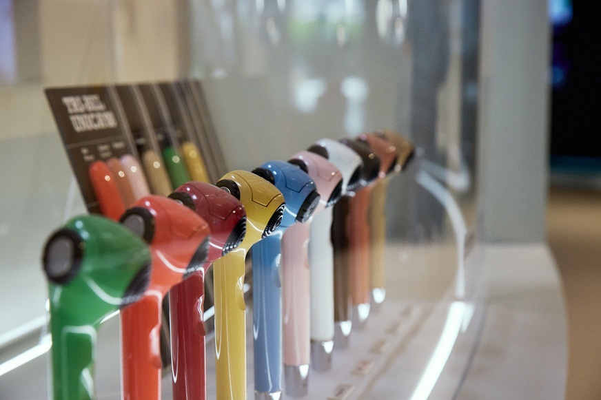Mit Originalen aus dem Archiv, Exponaten aus der eigenen Produktion und neuen Stücken aus dem Entwicklungsfundus eröffnet die Ausstellung einen facettenreichen Blick auf die Marken- und Produktgeschichte von Hansgrohe.